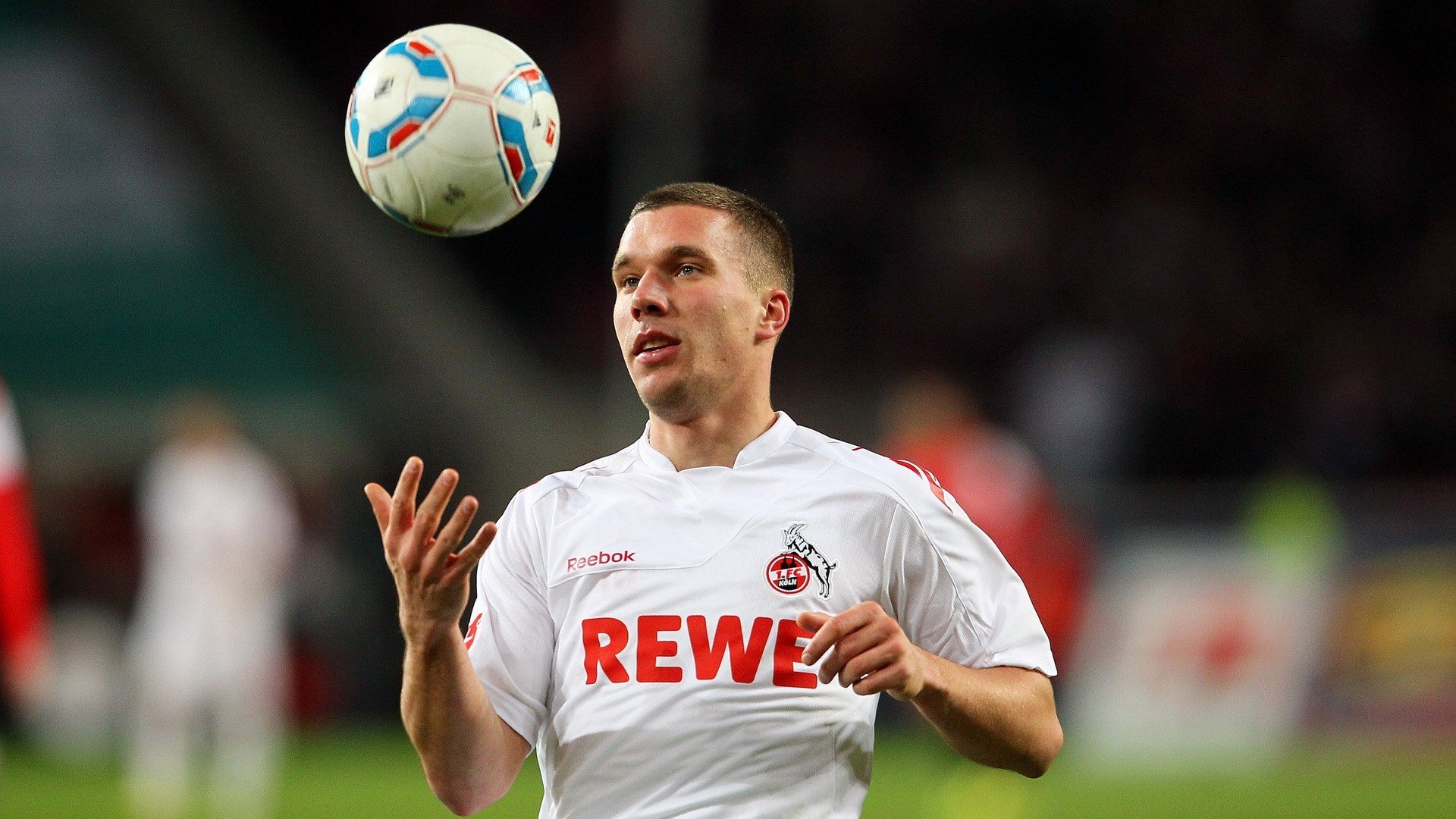 特色足球文化在海外推广，成为国际交流的重要桥梁，足球文化的魅力