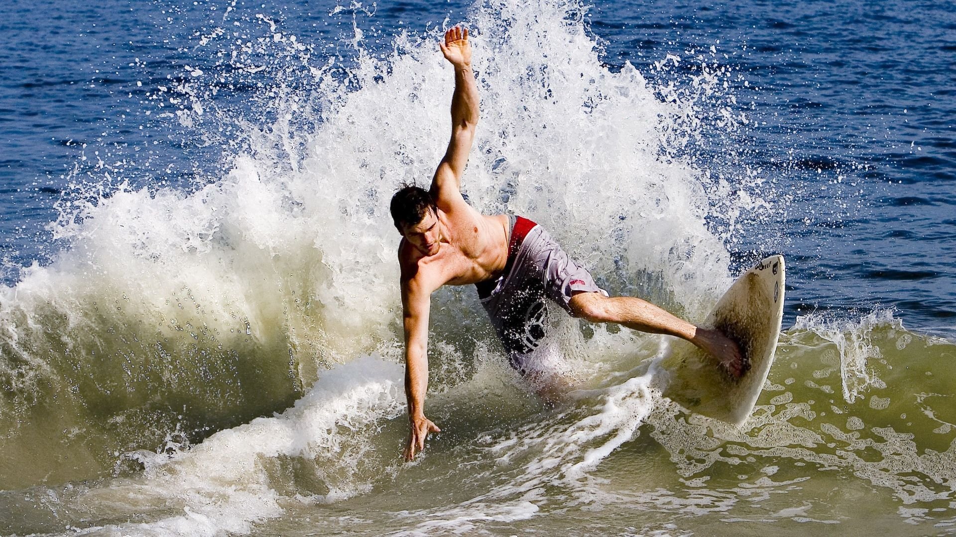 科里·简：全黑队的边锋悍将，威胁对方防线的关键人物，科里古德百度百科